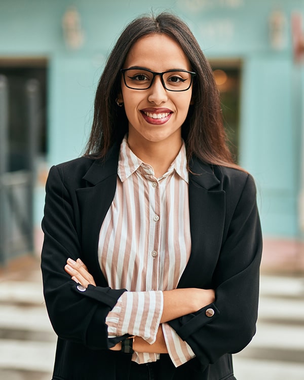 Latina business woman smiling with her arms folded